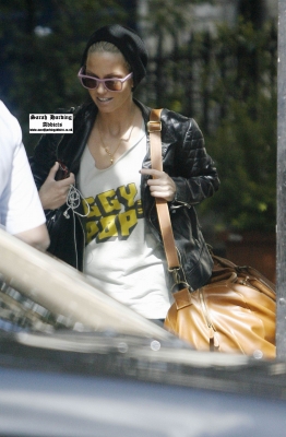 Girls_Aloud_stop_off_at_a_service_station2C_Oxford_15_08_08_284229.jpg
