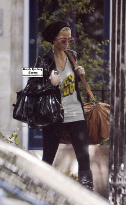 Girls_Aloud_stop_off_at_a_service_station2C_Oxford_15_08_08_284329.jpg