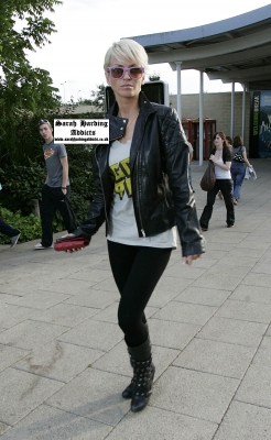 Girls_Aloud_stop_off_at_a_service_station2C_Oxford_15_08_08_285529.jpg