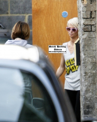 Girls_Aloud_stop_off_at_a_service_station2C_Oxford_15_08_08_285729.jpg