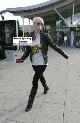 Girls_Aloud_stop_off_at_a_service_station2C_Oxford_15_08_08_286029.jpg