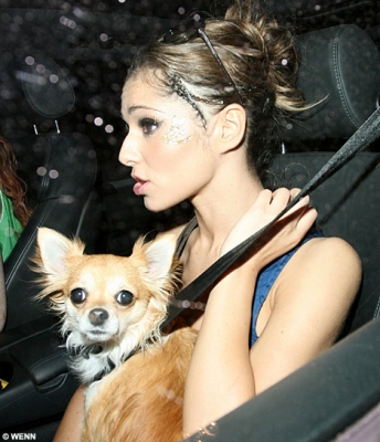 Cheryl__Nicola_In_brighton_140508_26.jpg