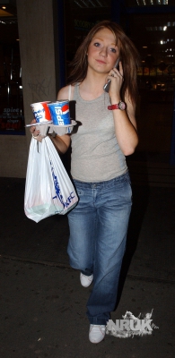 Nicola_and_Nadine_picking_up_a_late_night_KFC_16_04_04_28229.jpg