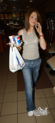 Nicola_and_Nadine_picking_up_a_late_night_KFC_16_04_04_28329.jpg
