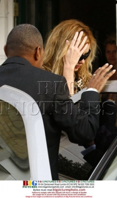 Cheryl_and_Nicola_leaving_a_London_Hotel_081208_18.jpg