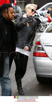 Girls_Aloud_leaving_a_London_Hotel_08_12_08_284529.jpg