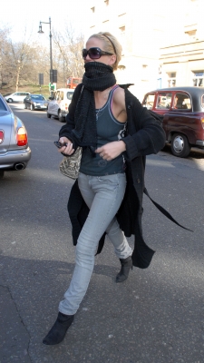 Cheryl_and_Sarah_arriving_at_Berkeley_Hotel_07_03_08_283429.jpg