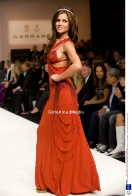 Cheryl_Cole_during_London_Fashion_Week_Catwalk_and_Backstage_17_09_08_1.jpg