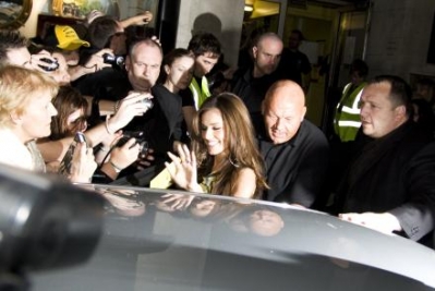 Girls_Aloud_leaving_the_book_signing_London_091008_2.jpg