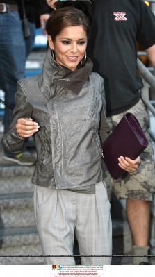 Cheryl_Cole_leaving_the_X_Factor_auditions_in_Cardiff_030708_5.jpg