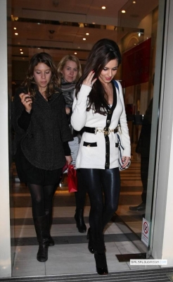 Cheryl_Cole_Out_Shopping_In_West_London_11122008_22.jpg