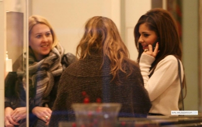 Cheryl_Cole_Out_Shopping_In_West_London_11122008_27.jpg