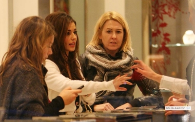 Cheryl_Cole_Out_Shopping_In_West_London_11122008_29.jpg