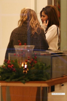 Cheryl_Cole_Out_Shopping_In_West_London_11122008_32.jpg