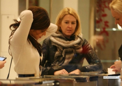 Cheryl_Cole_Out_Shopping_In_West_London_11122008_35.jpg