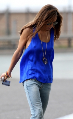 Cheryl_Cole_popping_to_a_Petrol_Station_London__16th_April_08_7.jpg