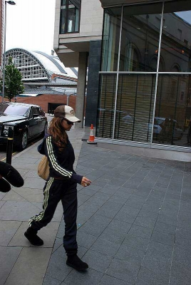 Cheryl_Cole_returning_to_her_Hotel_in_Manchester_280608_29.jpg