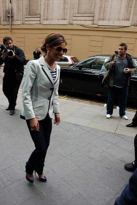 Cheryl_Cole_returning_to_her_Hotel_in_Manchester_280608_31.jpg