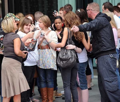 Cheryl_Kimberley_and_Nadine_leave_their_manchester_hotel_310508_1.jpg