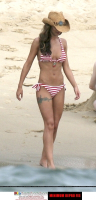 Cheryl2C_Kimberley_and_Nicola_in_Thailand_02_08_2810429.jpg