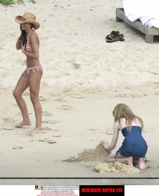 Cheryl2C_Kimberley_and_Nicola_in_Thailand_02_08_289429.jpg
