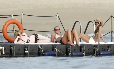 Cheryl_Kimberley_and_Nicola_in_Thailand_Feb_08_10.JPG