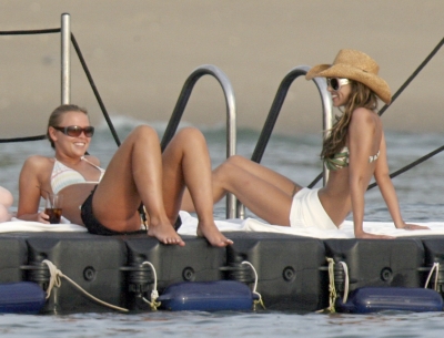 Cheryl_Kimberley_and_Nicola_in_Thailand_Feb_08_11.JPG