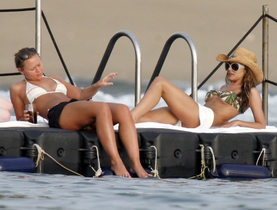 Cheryl_Kimberley_and_Nicola_in_Thailand_Feb_08_14.JPG