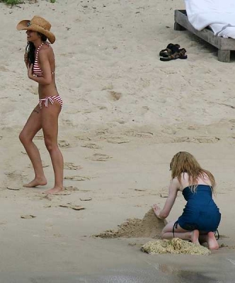 Cheryl_Kimberley_and_Nicola_in_Thailand_Feb_08_39.jpg