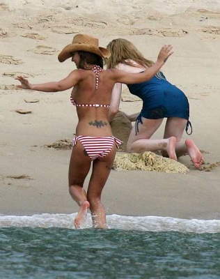 Cheryl_Kimberley_and_Nicola_in_Thailand_Feb_08_58.jpg