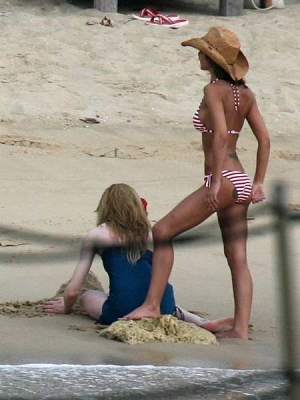 Cheryl_Kimberley_and_Nicola_in_Thailand_Feb_08_59.jpg