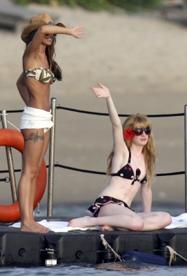 Cheryl_Kimberley_and_Nicola_in_Thailand_Feb_08_6.JPG