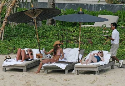 Cheryl_Kimberley_and_Nicola_in_Thailand_Feb_08_60.jpg