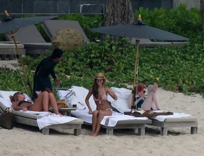 Cheryl_Kimberley_and_Nicola_in_Thailand_Feb_08_61.jpg