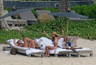 Cheryl_Kimberley_and_Nicola_in_Thailand_Feb_08_65.jpg