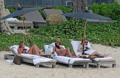 Cheryl_Kimberley_and_Nicola_in_Thailand_Feb_08_67.jpg