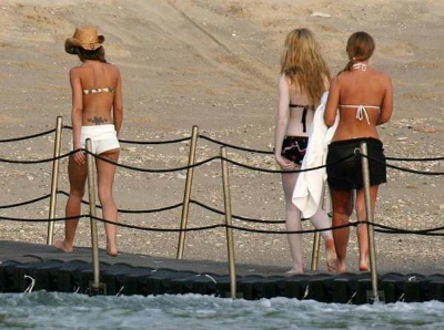 Cheryl_Kimberley_and_Nicola_in_Thailand_Feb_08_72.jpg