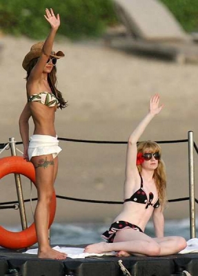 Cheryl_Kimberley_and_Nicola_in_Thailand_Feb_08_81.jpg