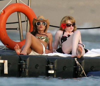 Cheryl_Kimberley_and_Nicola_in_Thailand_Feb_08_82.jpg