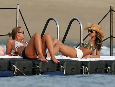 Cheryl_Kimberley_and_Nicola_in_Thailand_Feb_08_85.jpg