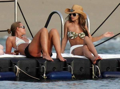 Cheryl_Kimberley_and_Nicola_in_Thailand_Feb_08_88.jpg