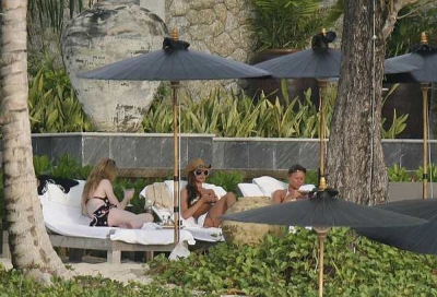 Cheryl_Kimberley_and_Nicola_in_Thailand_Feb_08_94.jpg