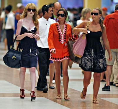 Cheryl2C_Kimberley_and_Nicola_leaving_Phuket2C_Thailand_Airport_15_02_08_285829.jpg