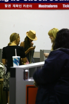 Cheryl2C_Nicola_and_Kimberley_arrive_at_LAX_Airport_15_02_08_2810029.jpg