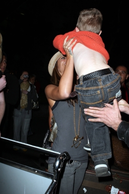 Cheryl2C_Nicola_and_Kimberley_arrive_at_LAX_Airport_15_02_08_2812329.jpg