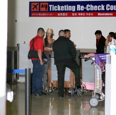 Cheryl2C_Nicola_and_Kimberley_arrive_at_LAX_Airport_15_02_08_2814829.jpg