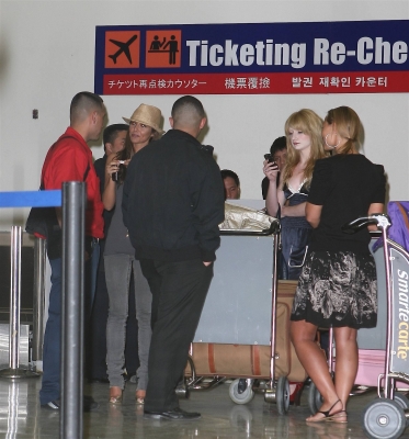 Cheryl2C_Nicola_and_Kimberley_arrive_at_LAX_Airport_15_02_08_2815029.jpg