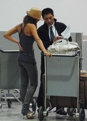 Cheryl_Nicola_and_Kimberley_arrive_at_LAX_Airport_15022008_45.jpg