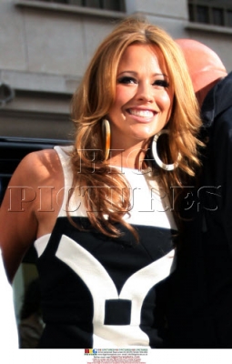 Girls_Aloud_arriving_at_the_book_signing2C_London_09_10_08_282129.jpg