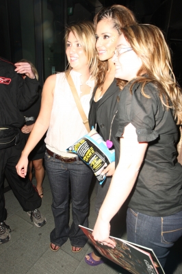 Girls_Aloud_arriving_back_to_hotel_Manchester_310508_4.jpg
